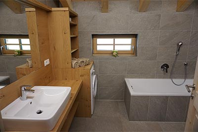 Dusche und Bad in der Wohnung Peilstein