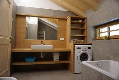 Dusche und Bad in der Wohnung Peilstein